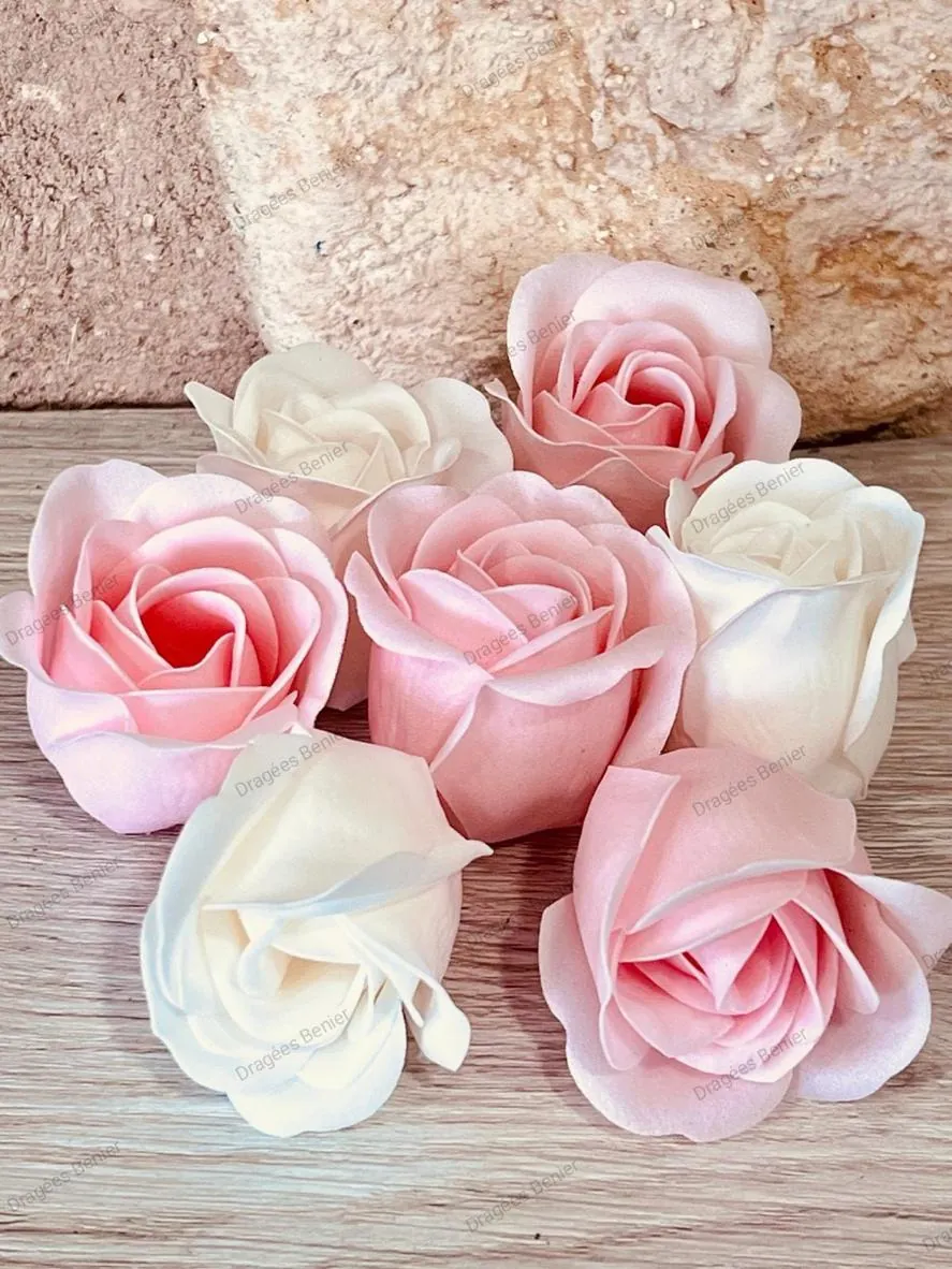 Rose en feuilles de savon dans sa boite en plexi 4.5cmX4.5cmX4.5cm