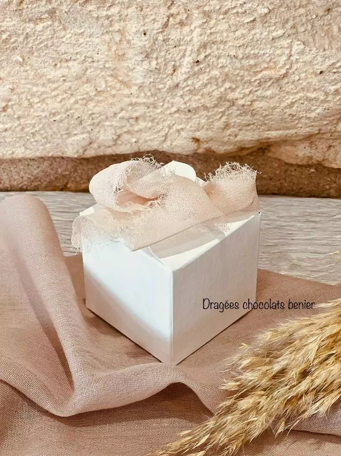 cube blanc et ruban mousseline de soie